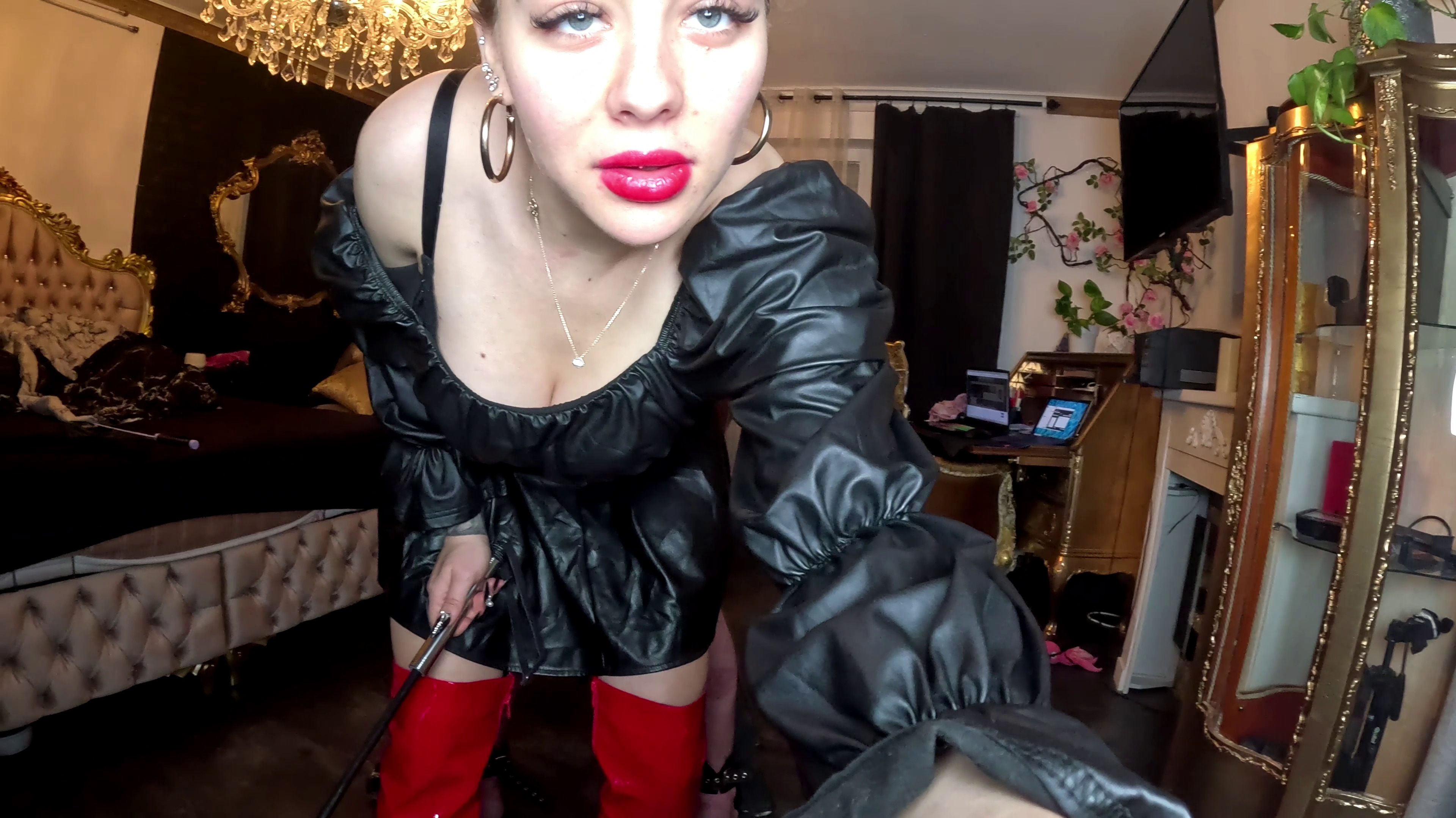 Aufgeregt hängst du festgemacht am Schlagbock und wartest auf die ersten Schläge die deine Herrin dir verabreichen wird! Wie tapfer wirst du sein für deine Herrin? #fetisch#auspeitschen#Domina