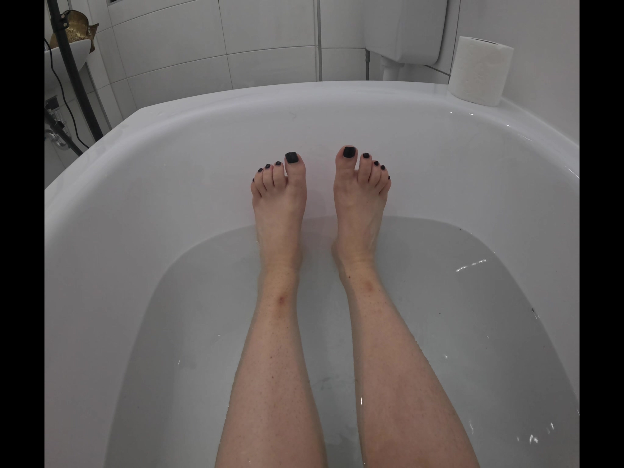 Fußgöttin gibt Wichsanleitung in der Badewanne! Wie du deinen Schwanz zu wichsen hast entscheide heute ganz alleine ich und meine Füße.

Wie lange wird dein Schlappschwanz wohl durchhalten bis er spritzt?