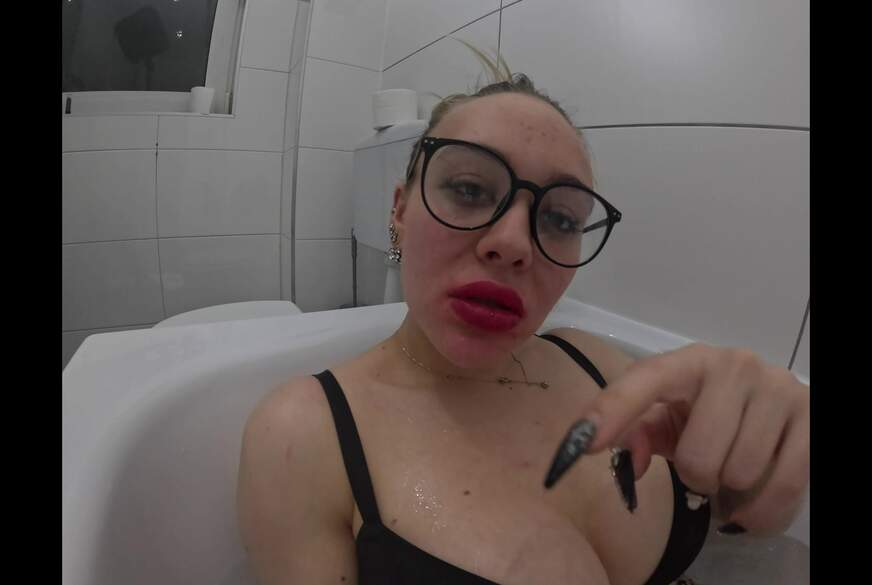 Fußgöttin gibt W************g in der Badewanne! von Queen_of_BDSM