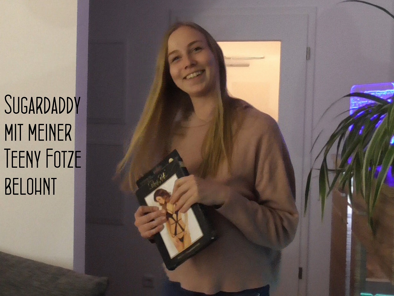 Sugardaddy mit meiner Teeny Fotze belohnt Mein Sugardaddy hatte mich mit einem ganz heißen Dessous überrascht. OMG....war das schön! Das musste ich dann gleich mal anprobieren und ihn natürlich dafür auch noch sofort belohnen. Da hatte er sich gleich mächtig gefreut, als ich mich vor ihm auf dem Boden kniete und seinen Schwanz raus holte. Als ich sein geiles Teil erst einmal hoch geblasen hatte, durfte er das neue Dessous auch noch mit mir einweihen. Er hat es meiner engen Fotze gnadenlos und in mehreren Stellungen besorgt. Und am Ende...OMG, lief so viel Sperma aus meiner Muschi!