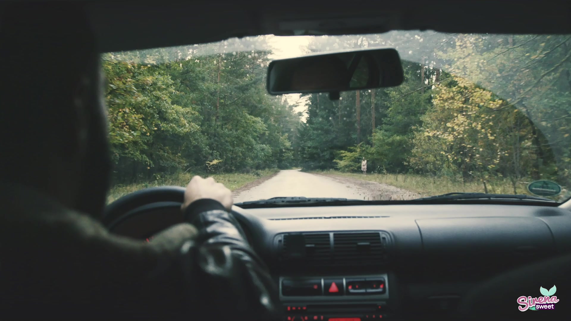 Stell dir vor du denkst an nichts Böses fährst die Straße entlang und plötzlich steh ich da! Allerdings nicht wie sonst! Es ist Halloween und ich bin die Frau in Weiß! Plötzlich sitze ich auf der Rückbank deines Autos und will nur eins! Deinen Schwanz! Völlig schockiert steigst du aus dem Auto und kannst es nicht fassen doch da komm ich und ficke deinen Schwanz mit meiner Mundfotze ab... doch dann reicht es mir nicht... ich will dich in mir spüren und dich aussaugen! Du kannst dir das nicht vorstellen? Dann guck dir mein Video an was einem User mit mir passiert ist! Gerade zu Halloween lauere ich gerne an irgendwelchen verlassenen Straßen rum. ;)