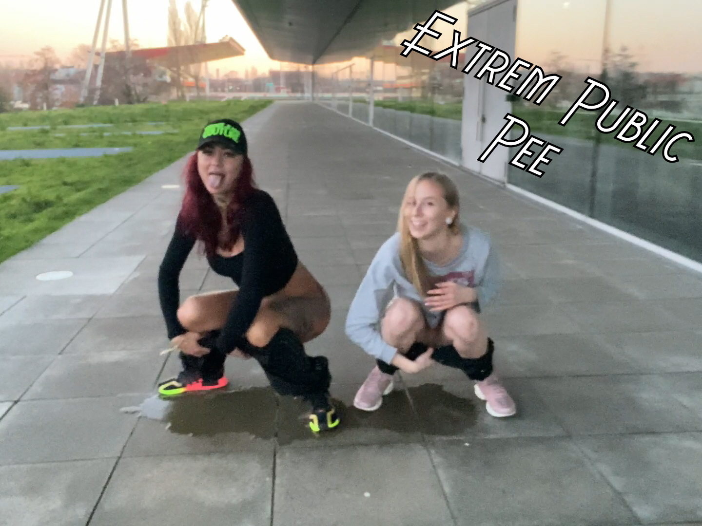 Public Pee Was für eine gewagte Aktion, ganz in der Nähe war die Straße und wir hätten jederzeit erwischt werden können! OMG!