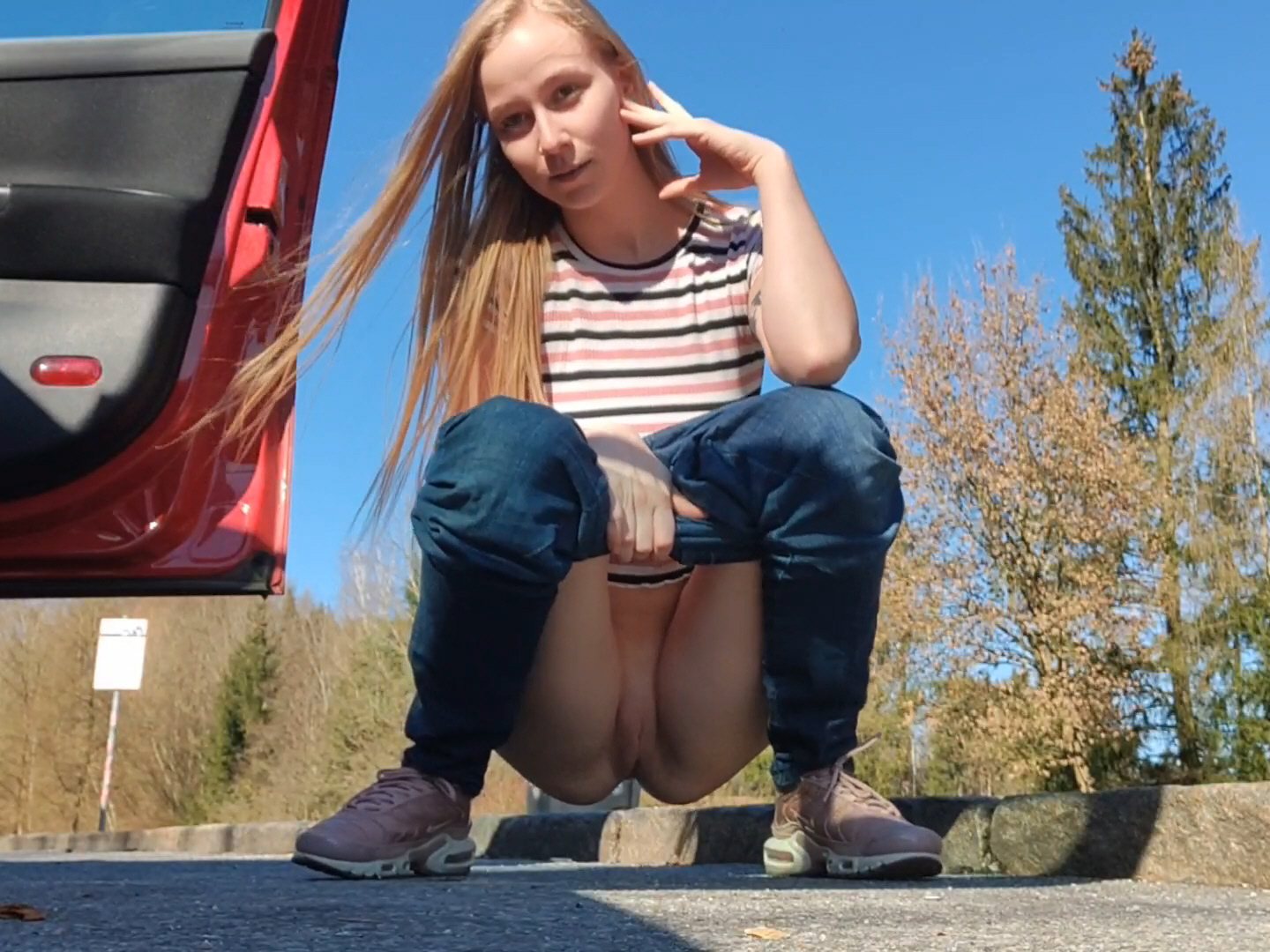 Public neben der Autobahn gepisst Oh mein Gott, war das riskant! Ich musste so sehr aufpassen das mich niemand erwischt. Aber irgendwie macht mich das auch geil und so viel hatte ich noch nie gepisst!