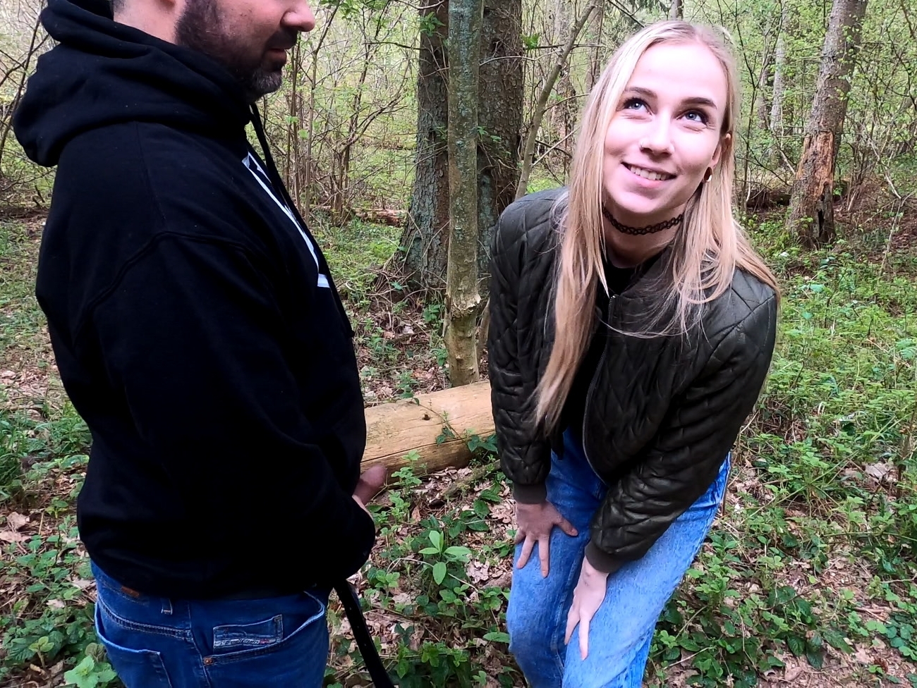 Endlich wieder Outdoor! Userdreh im Wald! Eigentlich warteten wir auf einen Freund aber da er ewig brauchte, hatte Konrad eine Idee um uns die Zeit zu vertreiben. Wie wärs denn mit ficken?!? Haha, ok! Er holte einfach seinen Schwanz raus und ich sollte ihn geil blasen. Nagut, wir haben ja nichts besseres gerade zu tun, also wieso nicht dachte ich. Zum Glück kam kein Spaziergänger zufällig vorbei aber ich denke uns hatte jemand aus einem Busch beobachtet. Was für ein guter Zeitvertreib! Den Vögeln hatte es sicher gefallen.