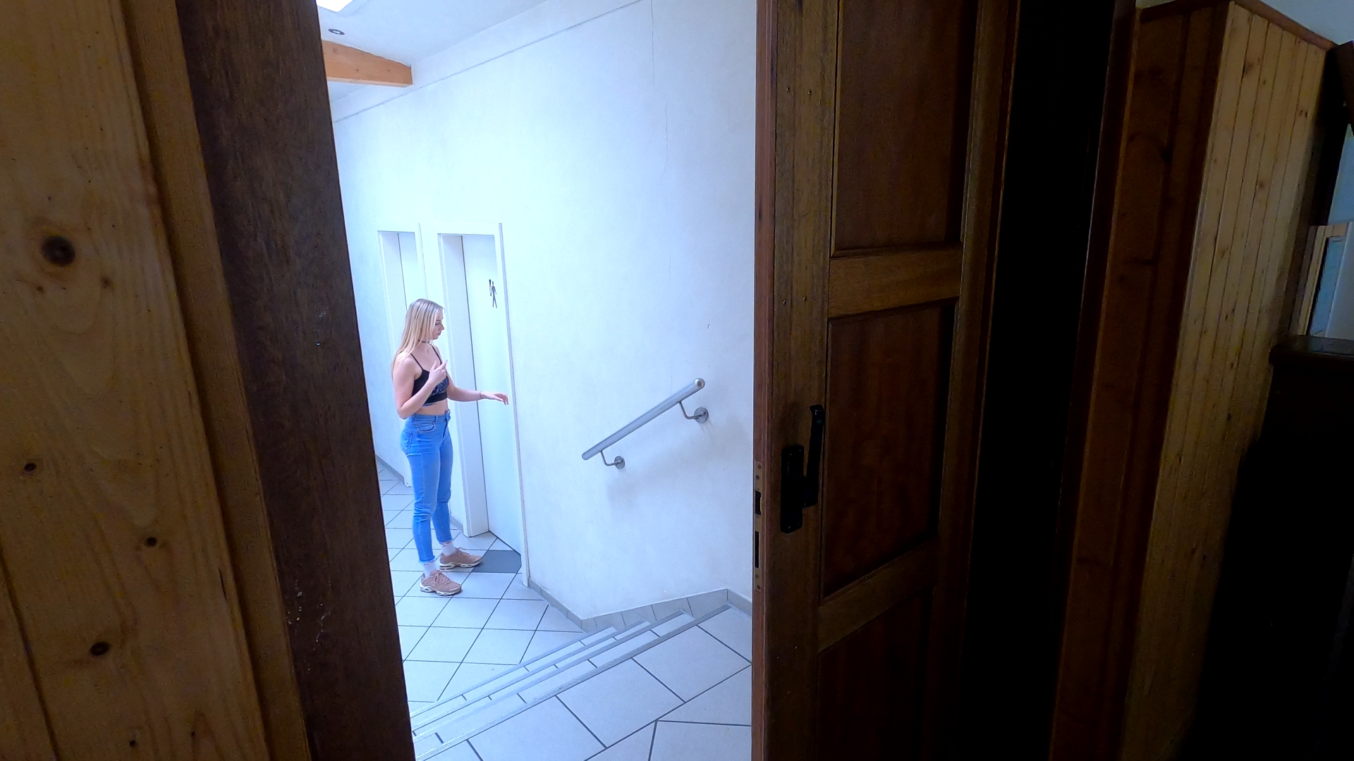 Mein Lover bringt es im Bett einfach nicht mehr, also hatte ich mich im Restaurant nach dem Essen aufs Männerklo verzogen um zu schauen ob dort vielleicht ein geiler Schwanz für mich wäre. Und ich hatte Glück, da war tatsächlich einer der nicht abgeneigt war es mir geil zu besorgen. Womit ich allerdings nicht rechnete war, das er mich verfolgte. Erstmal war er etwas sauer aber das war mir egal. Er bringt es einfach nicht mehr im Bett also darf er nur mehr zuschauen wie ich von anderen gefickt werde. Ich glaube das machte ihn dann sowieso mega scharf. Und endlich gab es mal wieder einen Schwanz für mich der weis wie hartes Ficken geht. Er besorgte es meinem engen Fötzchen knallhart und spritze danach mein Mäulchen voll. So, ab sofort ist mein Lover nur mehr mein Cuckold Loser!