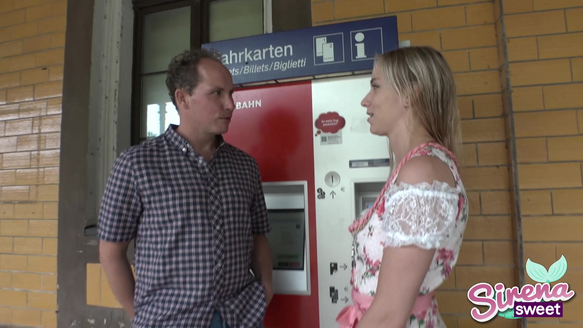 Eigentlich wartete ich auf die Bahn aber die hatte mal wieder verspätung, da kam so ein Typ zum Schalter um sich ein Ticket zu holen. Er sah so aus als würde es nicht wissen was er tun muss also dachte ich, das ich ihm einfach mal helfe. Natürlich war das so ein kleiner Vorwand um ihm mittzuteilen das ich nichts drunter an habe. Er war total schockiert! Aber ich hatte ihn dann doch noch dazu bringen können mich zu ficken. Aber erstmal hab ich schön seinen Schwanz geblasen. Oh mein Gott, wir hatten sogar Zuschauer! Wir sind dann auf die Bahnhofs Toilette gegangen und und haben dort richtig geil weiter gemacht mit unserem schmutzigen Treiben! Wir hatte beide keinen Gummi dabei aber das war uns egal, ein blank rein in die enge Fotze dachte ich, ist doch das geilste und dann pumpte er mein Loch noch komplett mit seinem Sperma voll.