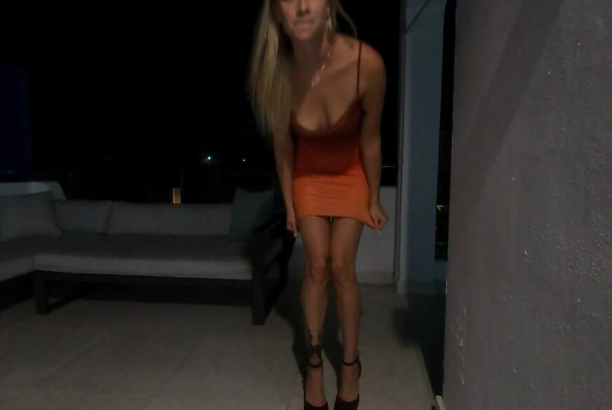 SirenaSweet: T***y p**st und f*****t sich am Hotelbalkon