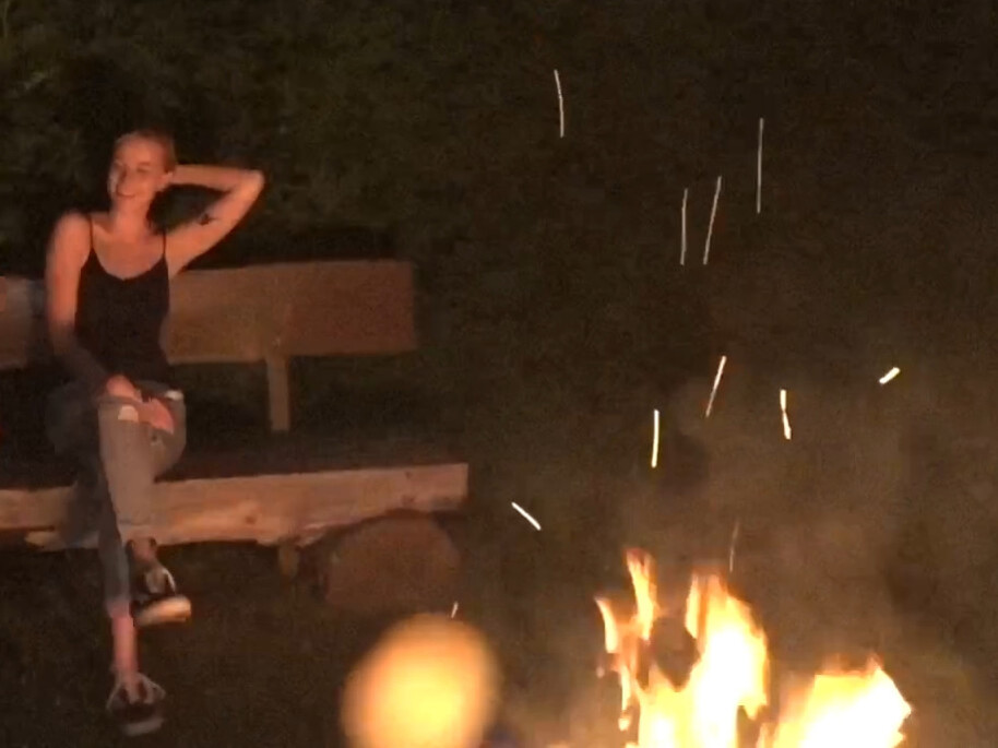Ich wollte eigentlich nur mit einem Kumpel gemütlich das Lagerfeuer genießen, da kommt auf einmal sein Kumpel komplett nackt auf mich zu. Zu erst fand ich es lustig aber als dann beim blasen sein Schwanz noch größer wurde, bekam ich einen Schock. Dieser Monsterschwanz soll bei mir rein??? Das geht sich ja nie in meine enge Muschi aus! OMG, wie soll der denn bei mir rein? So einen großen Schwanz hatte ich wirklich noch nie! Er hatte mein Loch so hardcore zerfickt das ich danach nicht mehr sitzen konnte.