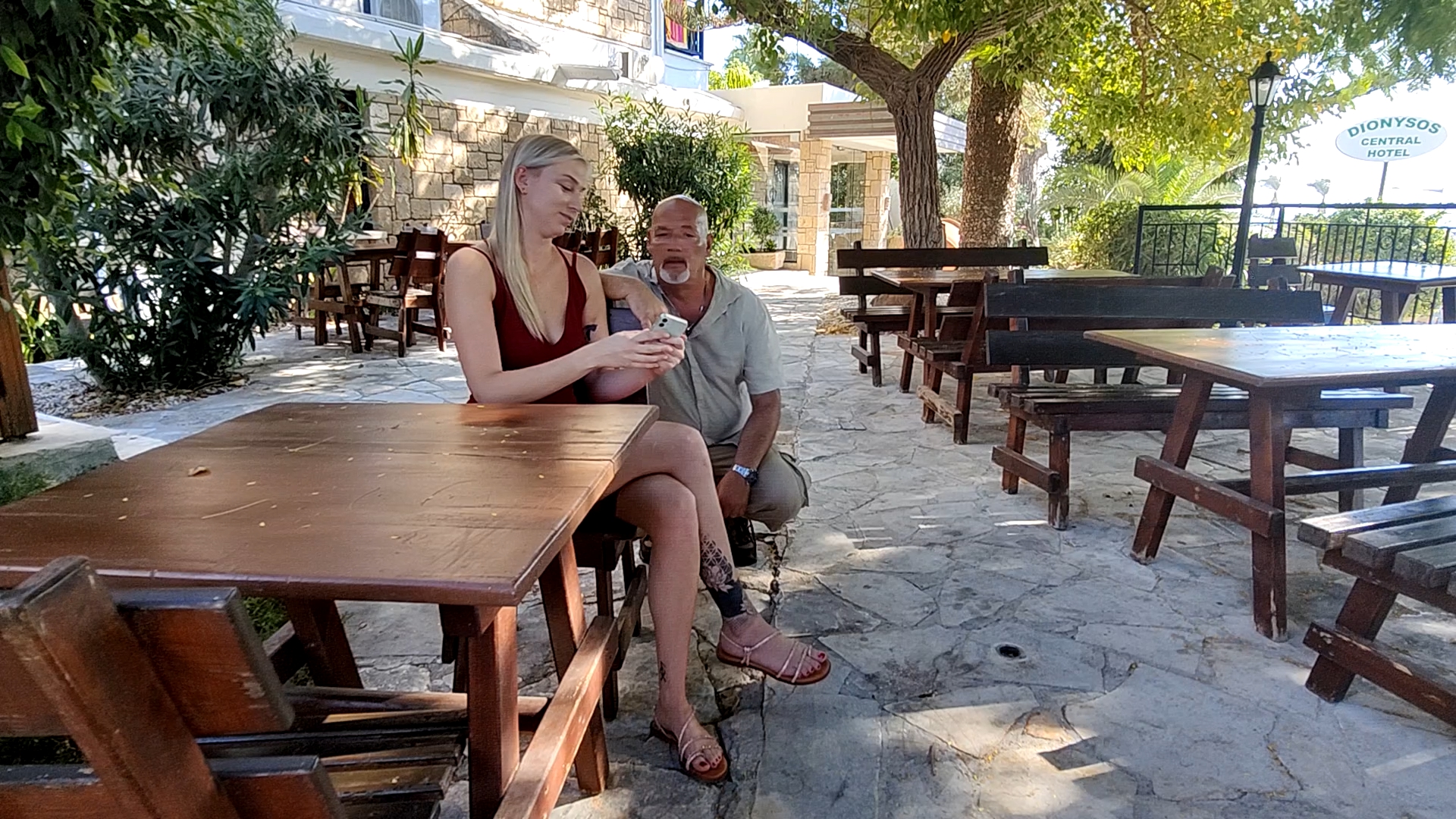 Tinder Schwindler - was hat er sich bloß dabei gedacht? Ich war mega enttäuscht als mein Date auftauchte. Er hatte nämlich mindestens zehnJahre jüngere Fotos online. Als er so vor mir stand, wollte ich eigentlich schnell wieder gehen aber dann überredete er mich mit auf sein Hotelzimmer zu gehen. Wie hat er das bloß geschafft? Ich lass mich echt zu leicht überreden wenn es um Essen geht. Aber dann meinte er das die Fotos von seinem Penis die er mir immer schickte ganz neue gewesen wären und seinen Schwanz fand ich schon sehr geil. Ich war zwar mächtig enttäuscht aber ich wollte gerne sein Rohr sehen. Da konnte ich dann auch nicht widerstehen und dann wurde es noch richtig geil. Am Ende bekam ich dann aber doch noch mein wohlverdientes Essen und nein ich meinte damit nicht sein Sperma, haha, obwohl das auch gut war! Was für ein Sschlingel!!!