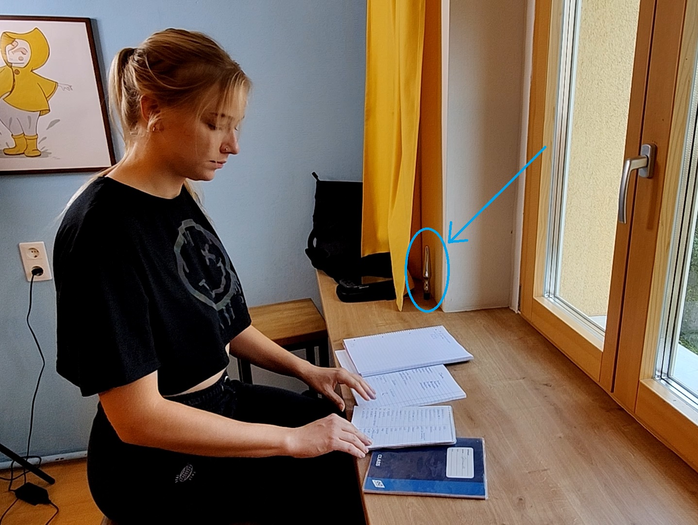 Lernpause mal anders! Mit fremden Dildo gefickt! Puh mein Kopf rauchte schon vor stundenlangem lernen. Ich brauchte dringend eine Pause und dann sah ich auf einmal hinter dem Vorhang einen Dildo. Mein Mitbewohnerin hatte den wohl vergessen weg zu räumen. Diese Gelegenheit musste ich nutzen und dann hab ich es mir auch noch ganz nackt direkt vor dem Fenster bequem gemacht. Ob mich jemand dabei beobachtet hat? Es war auf jeden Fall mega geil so Public und mit dem Fremden Dildo meine Muschi zu ficken.