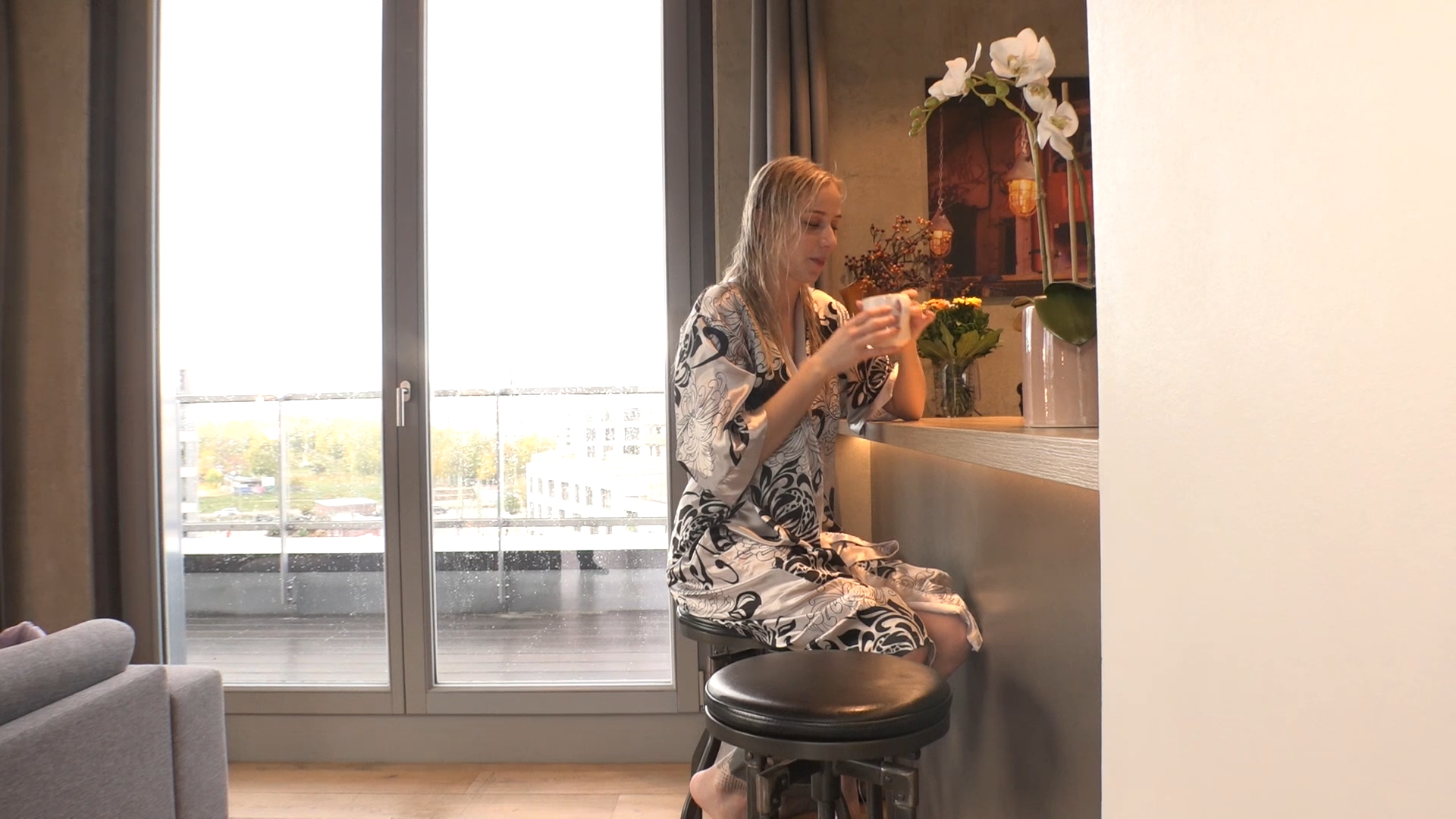 Morgenlatte zum Frühstück inklusive Sahne! Das beste Frühstück ever, a geiles Berliner Würstl und danach Sahne für mein gieriges Mäulchen. :-D Und was machst das ganze noch perfekt? Richtig, wenn das harte Würstl mein enges Fotzenloch so richtig geil aufbohrt und hart zerfickt. Eduard hatte es mir so richtig geil besorgt.