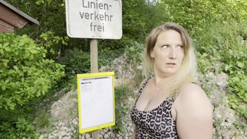 Dreist an der Bushaltestelle! Jeder konnte es sehen!