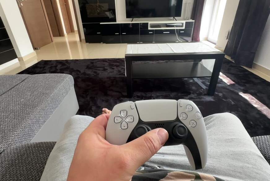 Julia-Winter: Wollen wir spielen? Leg den Joystick weg! Ich nehm mir deinen!