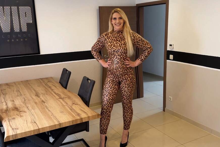 Julia-Winter: Leo Outfit! Darf ich auch deine Wildkatze sein? F**k mich zum Orgasmus!