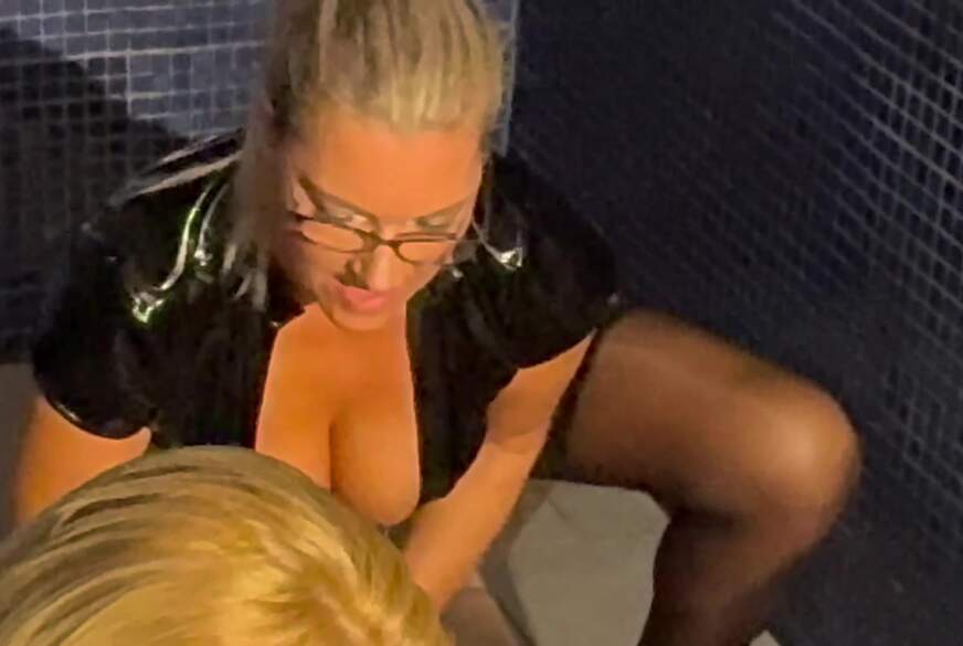 Julia-Winter: Dominantes NS Spiel - Er schluckt gehorsam unsere P***e - Willst du auch?