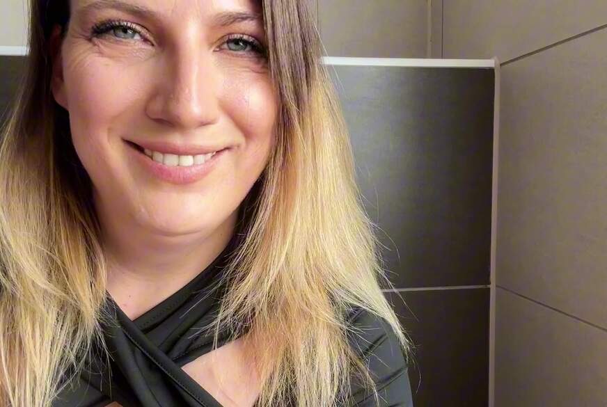 Julia-Winter: Ich muss so dringend pinkeln! Leckst du mich sauber jetzt?
