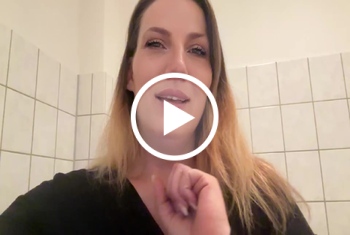 Weißt du was mich so richtig nervt? Wenn ich warten muss und ich keine Beschäftigung in der Zeit habe! Ich hatte einen Arzttermin und ich musste ewig lange warten und da dachte ich, gehste mal auf Toilette! Ja was ich nicht wusste war, das ich ein schönes Spielzeug in meiner Tasche dabei hatte! Naja dann kann man sich auch die Zeit vertreiben und es sich eben beim Arzt auf Toilette selber besorgen… oder?