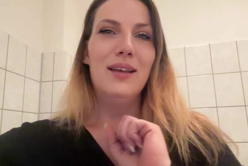 Julia-Winter: Beim Arzt auf der Toilette besorgt! So habe ich mir die Wartezeit geil gestaltet!!