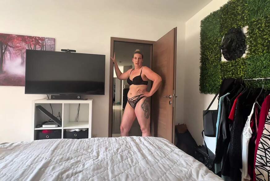 Julia-Winter: Puh ist das warm - bei fast 40 grad - g*****t muss trotzdem werden - C******ealarm!