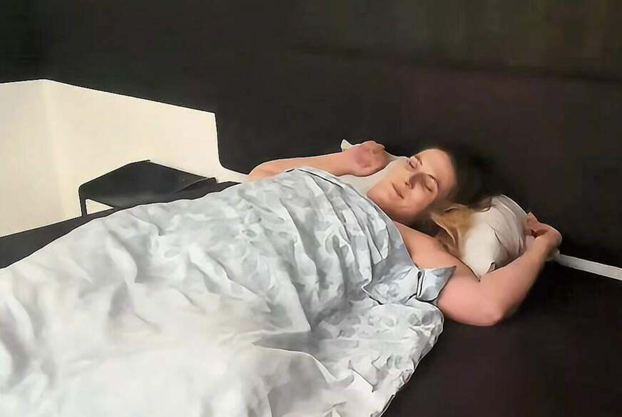 Julia-Winter: Direkt nach dem wach werden Dildo in der P***y! So liebe ich es morgens wach zu werden