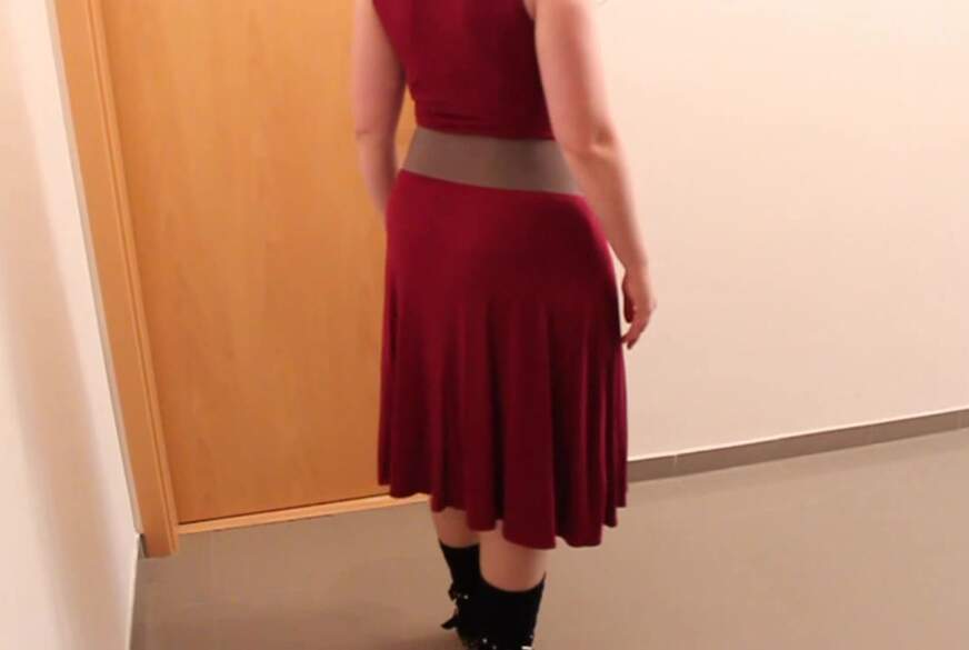 abelonedeluxe: Rotes Kleid. FSH.Stiefel.im Flur