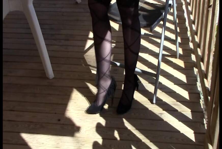 Schwarze Heels und Stockings outdoor von abelonedeluxe pic3
