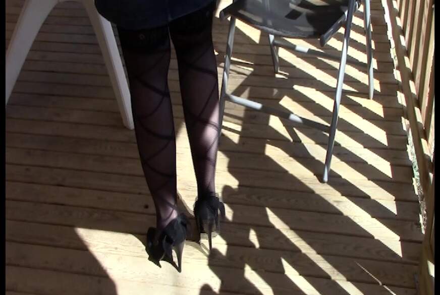 Schwarze Heels und Stockings outdoor von abelonedeluxe pic4