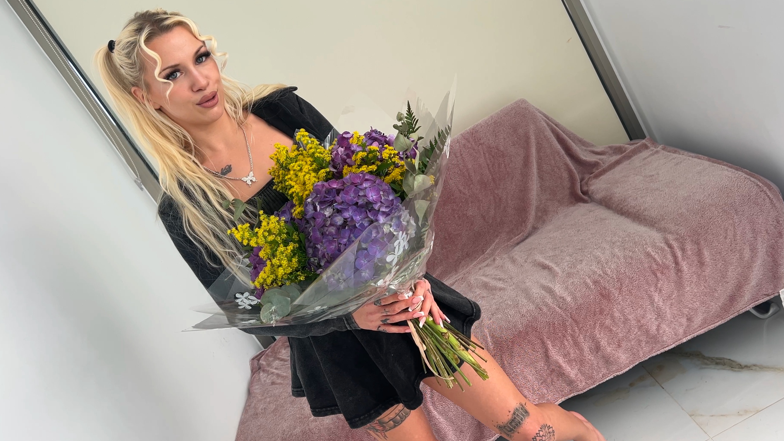 XXL-ARSCHFICK-CREAMPIE zum Geburtstag! Kaum einer hat an mich gedacht, dabei hatte ich nur einen einzigen Wunsch... Ein
saftiger Arschfick! Ich liebe geile anale Überraschungen und viel Sperma in der
Arschfotze. Würdest du mir den Wunsch auch erfüllen?