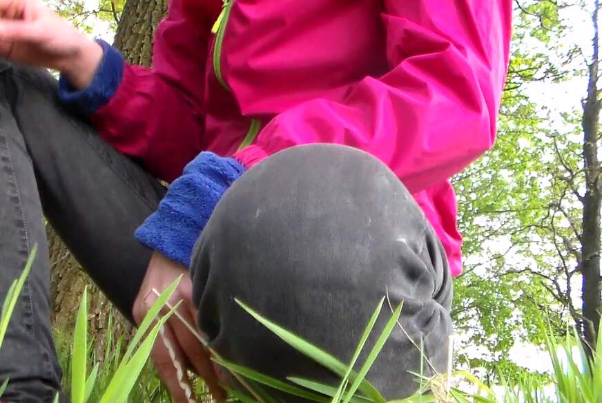 FraeuleinJones: Outdoor aus Versehen selbst bepinkelt