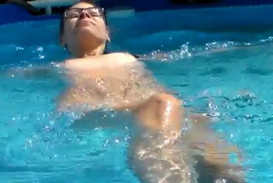 FraeuleinJones: Nackig im Pool abkühlen