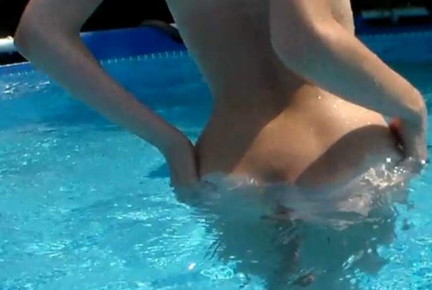 FraeuleinJones: Nackig im Pool abkühlen