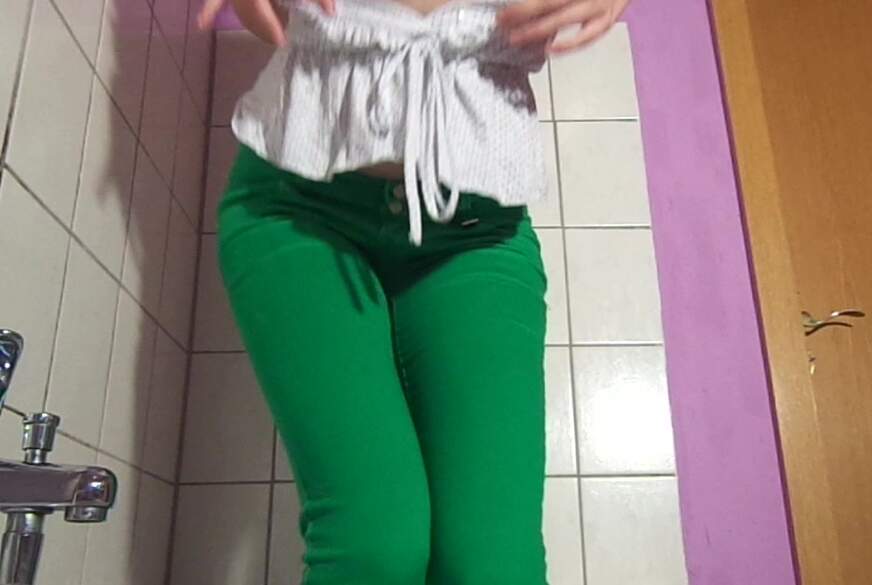 In grüne Hose gepinkelt von FraeuleinJones pic2