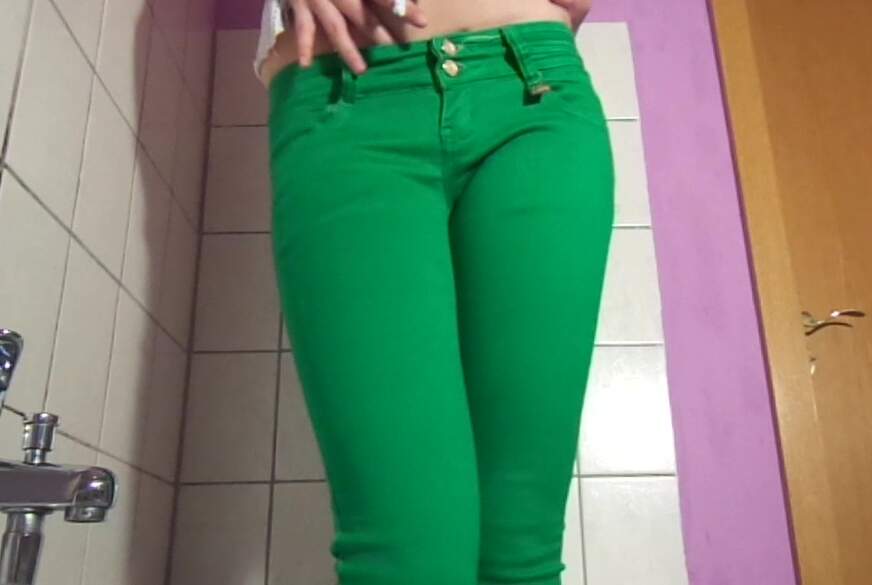 FraeuleinJones: In grüne Hose gepinkelt