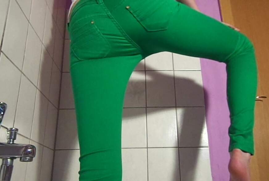 In grüne Hose gepinkelt von FraeuleinJones pic4