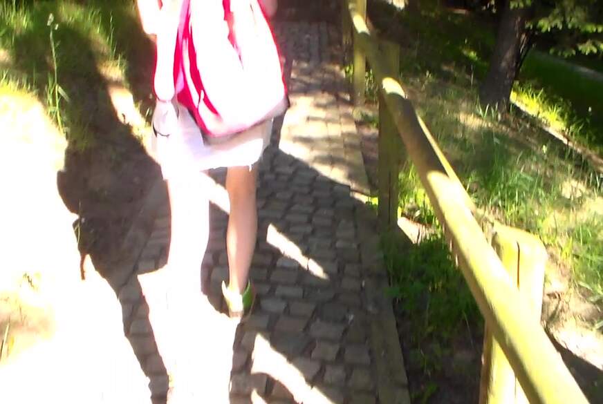 FraeuleinJones: Im Park auf Treppen gepinkelt