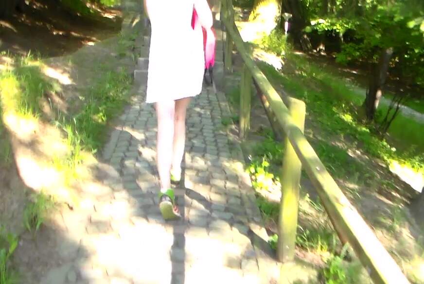 FraeuleinJones: Im Park auf Treppen gepinkelt