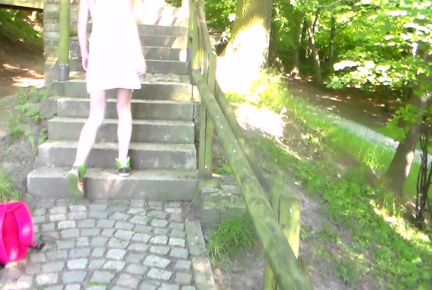 FraeuleinJones: Im Park auf Treppen gepinkelt