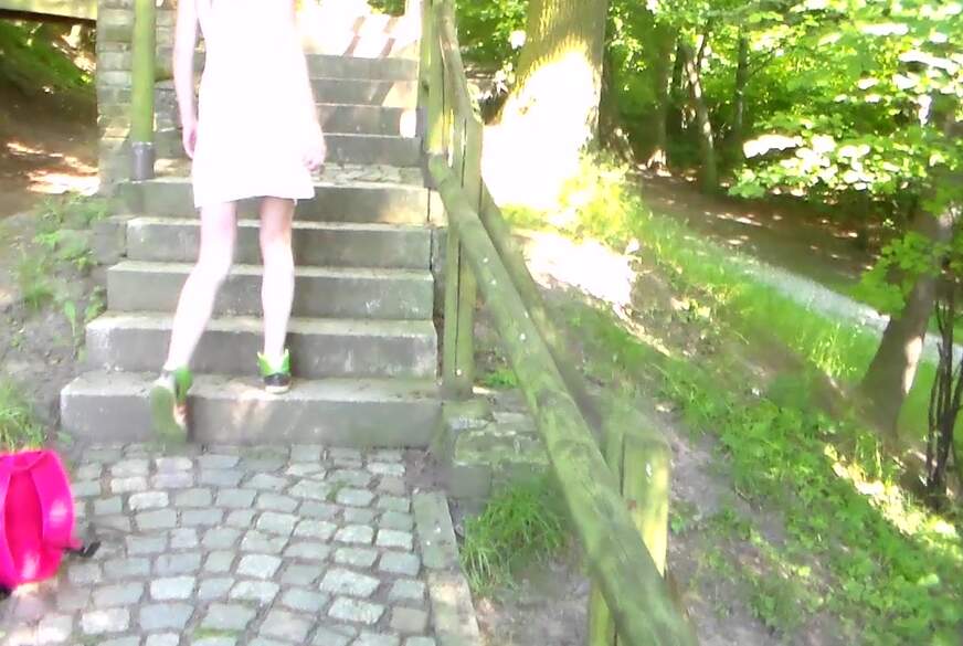 Im Park auf Treppen gepinkelt von FraeuleinJones pic3