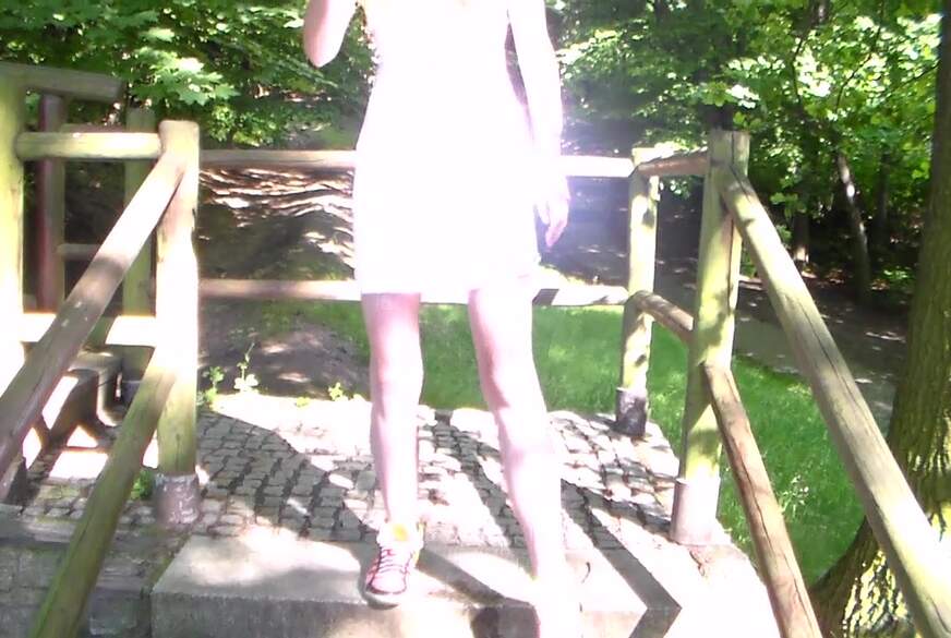 FraeuleinJones: Im Park auf Treppen gepinkelt