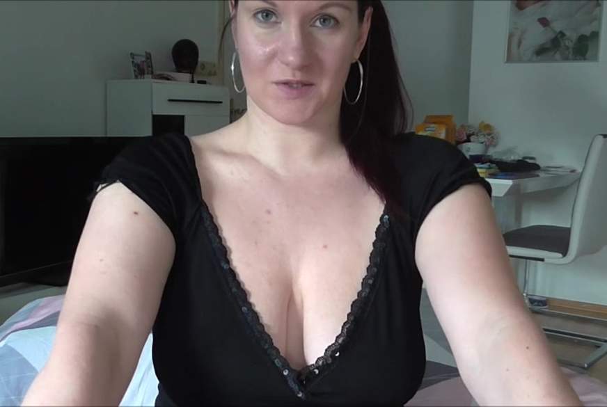 AnnyTasty: Haarige P***y gef**k mit Dildo