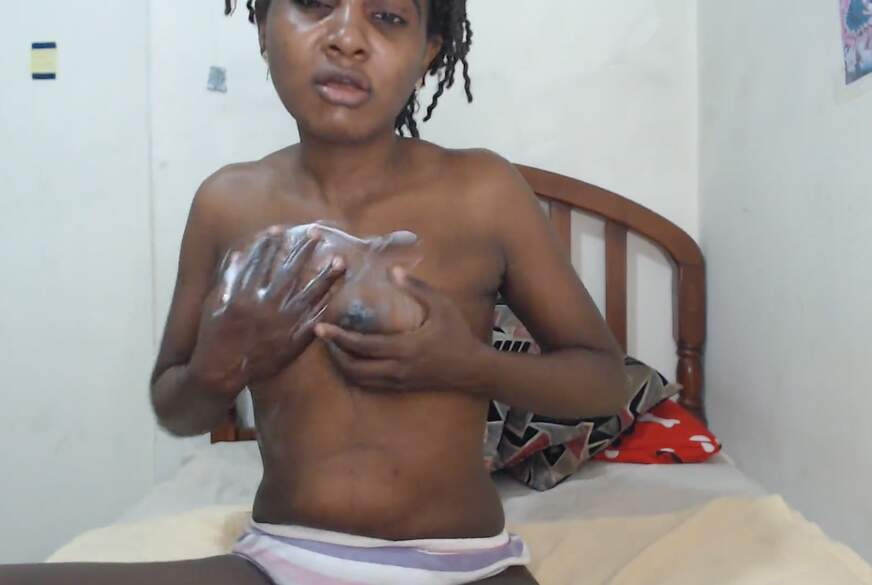 Keyla87: Meine Brüste streicheln und dann masturbieren