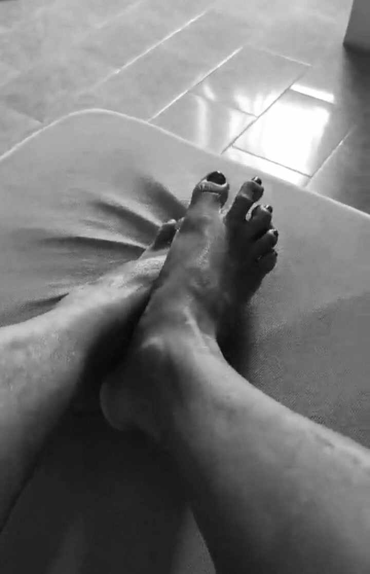 wer auf Füße steht, der kann sich hier glücklich schätzen. exklusives material und nur für Fuß Liebhaber die extra Portion fuß Fetisch  ;P