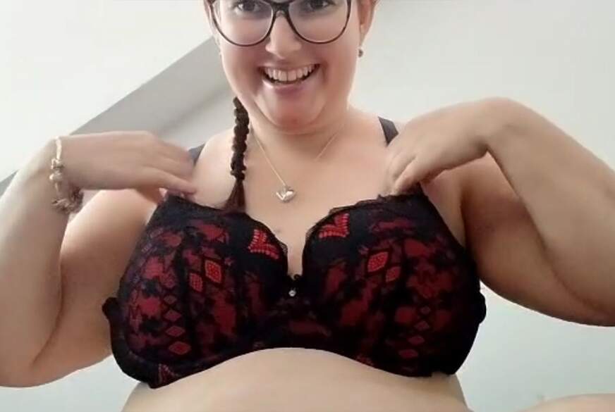 LeaMichel: Meine geile P***y mit dem Dildo z******t. Extrem geil!