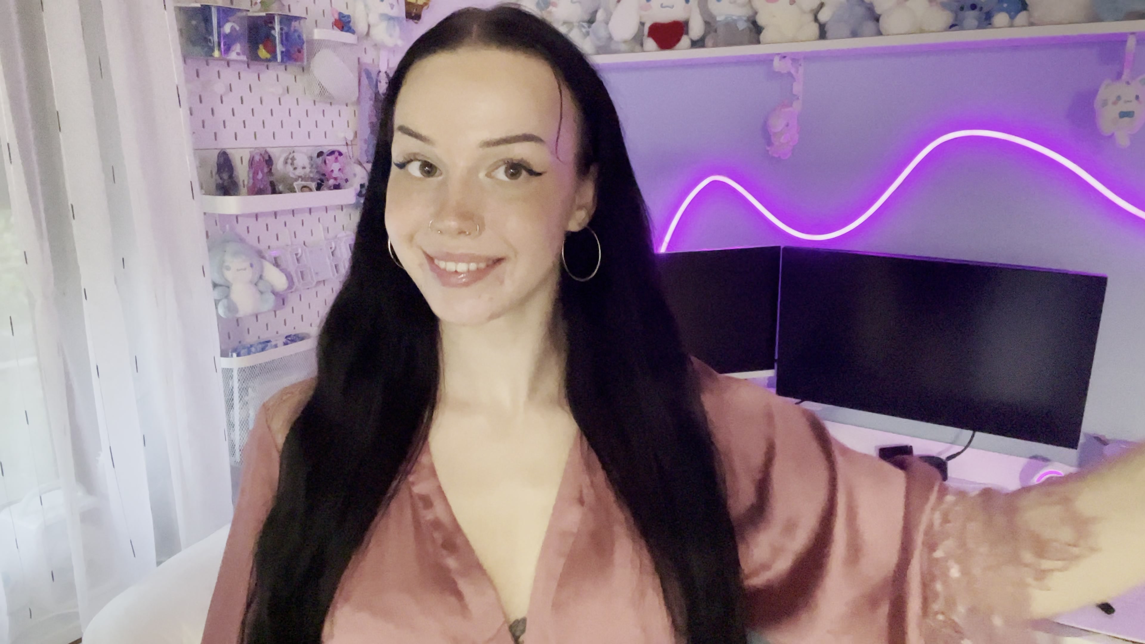 ENDLICH habe ich es getan und mich in Unterwäsche vor der Kamera gezeigt. Ich habe mir extra noch ein neues tolles Unterwäsche-Set gekauft. 
Schon als ich das Set anprobiert habe, wurde ich immer nervöser bei dem Gedanken daran, was ich damit Zuhause gleich machen werde. Irgendwie hatte ich das Gefühl jeder konnte mir ansehen was ich vor habe. Zuhause angekommen habe ich in einem kleinen Striptease dann meine Unterwäsche präsentiert und ich habe keine Sekunde davon bereut, im Gegenteil sogar, es hat mich total angemacht! Die Vorstellung das du mir dabei zusiehst, wie ich mich ausziehe ist einfach nur schön. Es war wirklich ein tolles Gefühl auch meine Schüchternheit überwunden und mich das wirklich getraut zu haben. Ich wünsche euch auf jeden Fall sehr viel Spaß mit meinem Video und ich würde sehr über Anregungen Freuen :))