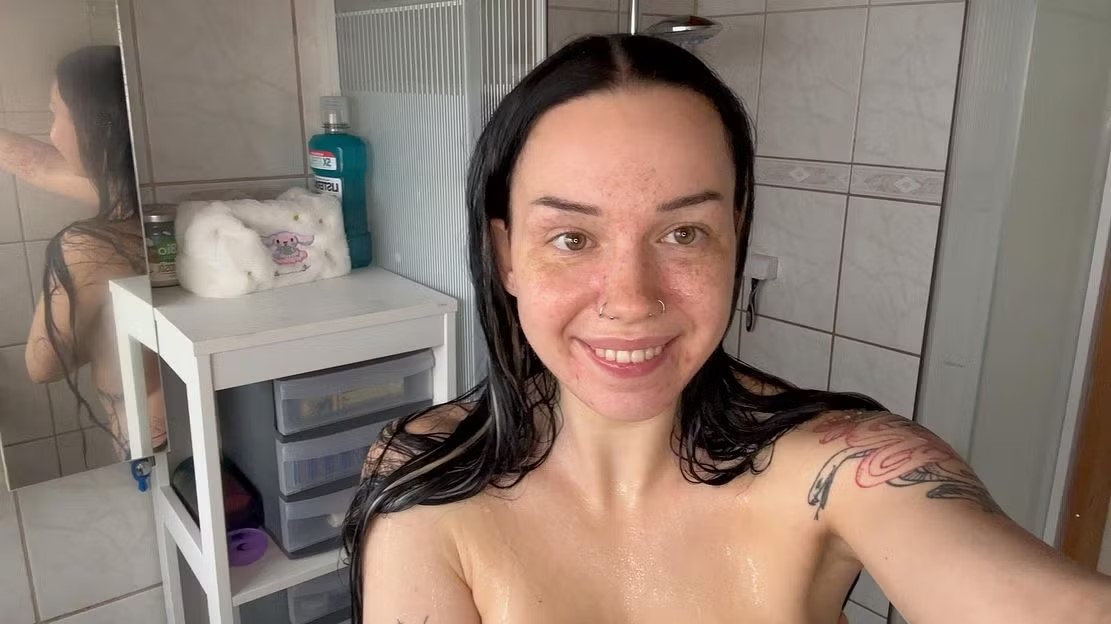 Ja ok ich muss zugeben das ganze war schon echt sehr extrem!! Als ich am Wochenende meine Großeltern besucht habe, wollte ich eigentlich nur schnell in die Dusche hüpfen. Dann meinte im Chat jemand ob ich mich traue das Ganze zu Filmen. Hatte am Anfang so ein wenig meine zweifel da meine Großeltern ja drüben im Wohnzimmer am TV schauen waren. Was wen sie mich hören oder doch merken was ich da tue. Aber je mehr ich darüber nach dachte je mehr reizte es mich. Na ja und so dachte ich mir ach was soll es, wird schon keiner merken. Puhhh war schon ein echt mega Krasser Kick das ganze. Findest du ich bin zu weit gegangen und das ganze war dann doch etwas zu pervers???