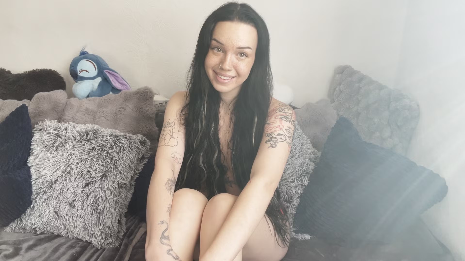 Ich bin immer noch ein wenig geschockt das ich das jetzt wirklich gemacht habe. Aber ich wollte jetzt einfach den nächsten Schritt gehen!! Endlich meine Pussy zum 1x vor laufender Kamera an zu fassen und sie zu erkunden. Es fühlte sich wirklich gut an auch wenn es anfangs natürlich sehr ungewohnt war. Aber es fühlt sich jetzt einfach super an es getan zu haben und du auch meine Pussy mal ganz nah gesehen hast. Muss schon sagen weiß nicht was los ist aber irgend wie gefällt mir der Gedanke.