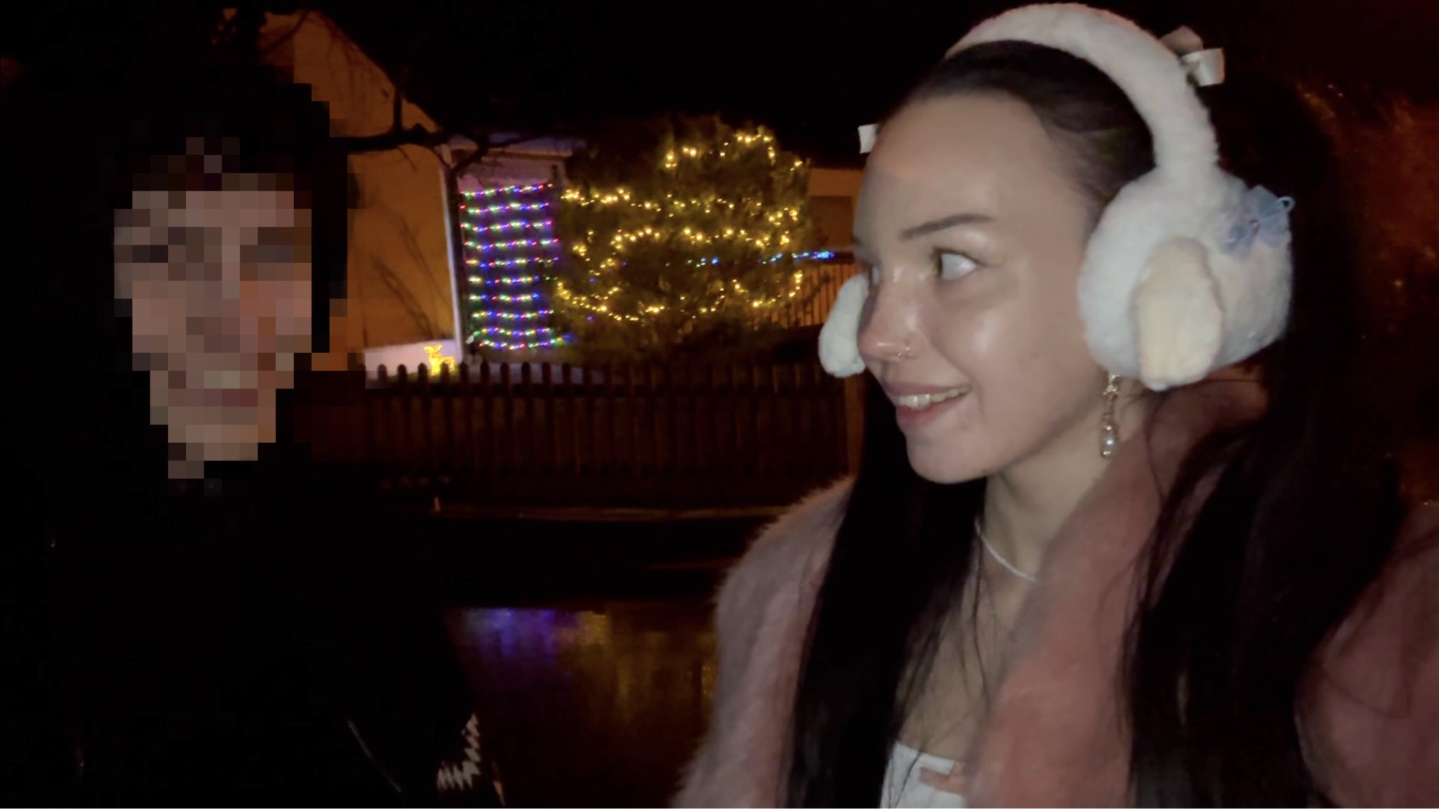 Was hab ich nur getan!! User spritzt mir draußen ins Gesicht!! Ich war auf draußen unterwegs und war grade dabei eine Story zu machen als ich plötzlich von einem User angesprochen wurde!! das war das erste mal das mich jemand in der öffentlichkeit erkannt hat, ich war schon ziemlich aufgeregt aber fands irgendwie auch total geil. wir sind dann an ein ruhiges örtchen gegangen und dort hab ich ihm einen runtergeholt, das hat mich schon irgendwie angemacht.. dann hat er mir einfach ins gesicht gespritzt, das hab ich so nicht erwartet! total verrückt aber auch mega geil...