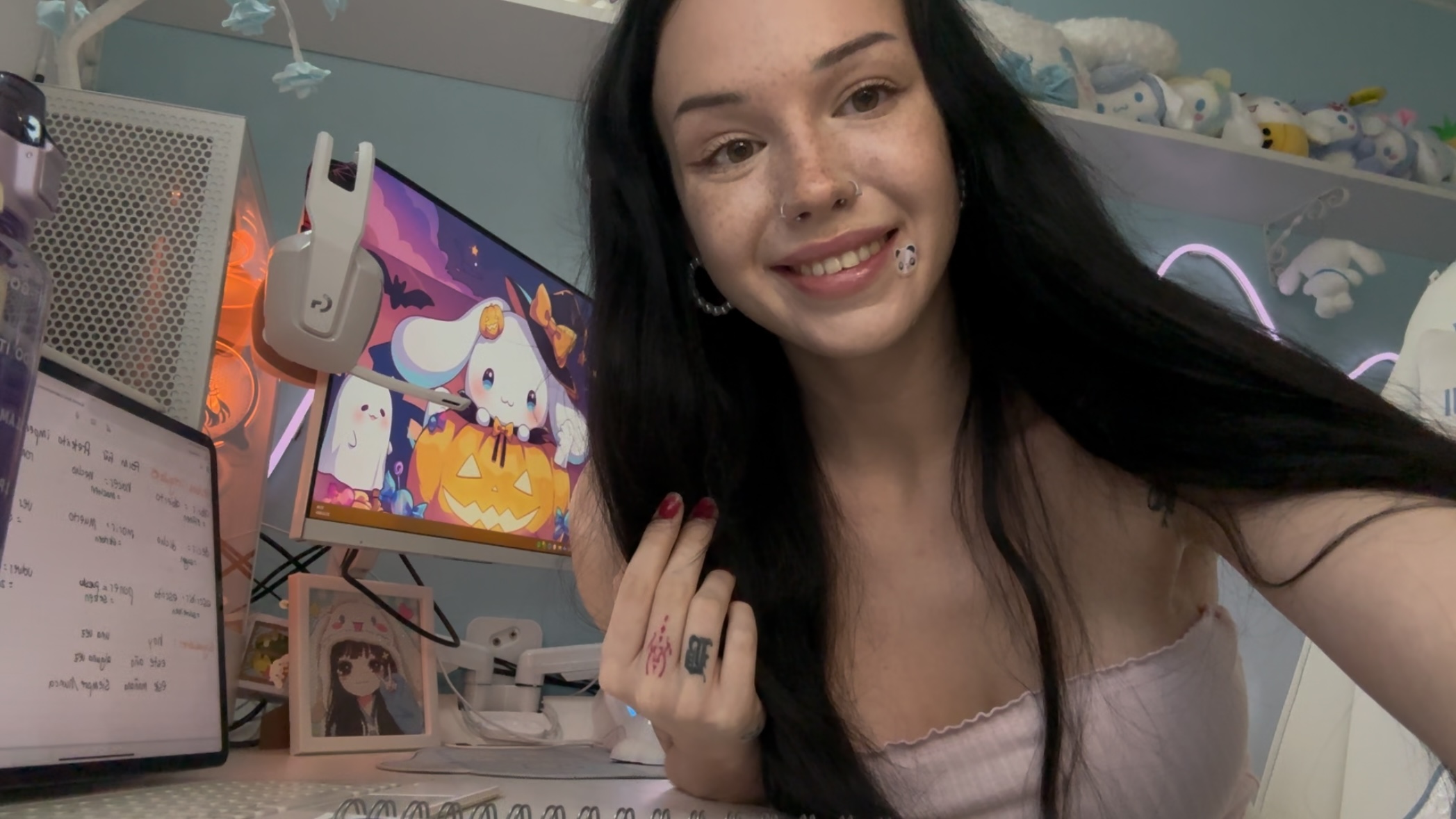 ich war am hausaufgaben machen als ein paket von der post kam, ich wusste ja schon was drinnen war und habs erwartungsvoll aufgemacht!! dann konnte ich es nicht mehr abwarten, mein erster dildo der aussieht wie ein echter schwanz! hab direkt mein handy geschnappt und alles mitgefilmt. ich denke man sieht gut wie viel spaß ich damit hatte.Wenn das mein Lehrer sieht!! während den Hausaufgaben mit dem Dildo besorgt!!