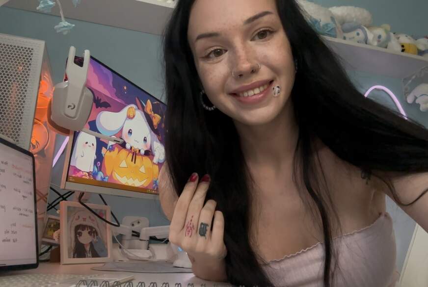 Cassandra-Clasen: Wenn das mein L****r sieht!! während den hausaufgaben mit dem Dildo besorgt!!