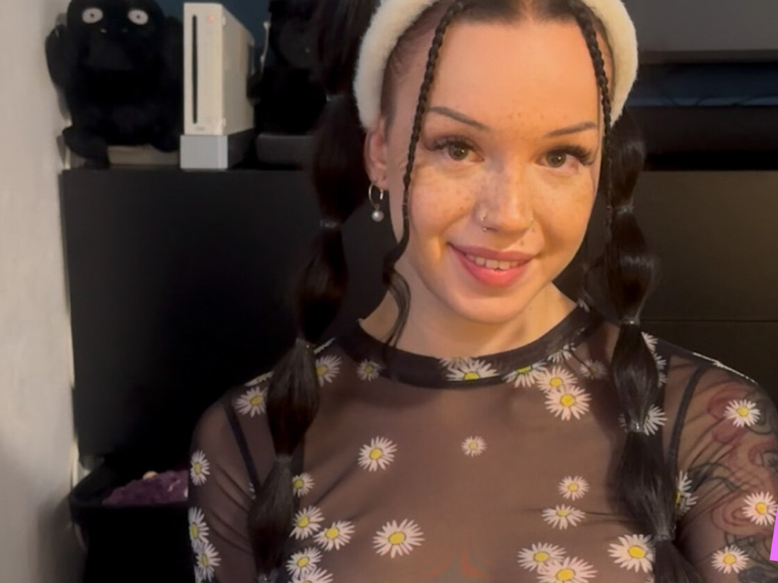 heute hab ich mir nochmal den freund meiner besten Freundin ausgeliehen und wir sind noch einen schritt weiter gegangen als beim letzten mal... bisher hab ich mich in jedem Video etwas mehr getraut, so auch dieses mal. ich hab ihm vor der kamera einen geblasen!! ich war noch nervöser als beim ersten mal aber es hat mir wirklich gut gefallen und mich auch sehr geil gemacht. ich hoffe euch gefällt es mir dabei zuzusehen wie ich ihm einen blase, für mich war es wieder eine sehr sehr geile Erfahrung!!